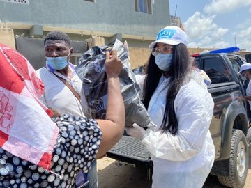 Tacha Shares Palliatives To The Needy In Lagos (Video)