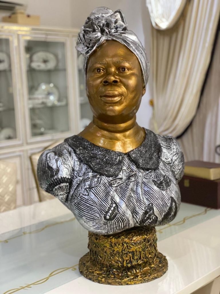 See Statue Stonebwoy Made For Mom On Mother'S Day