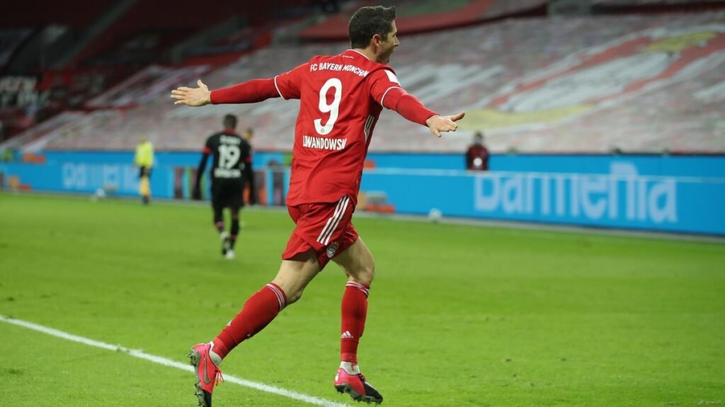Lewandowski Scores 2 To Send Bayern To The Top
