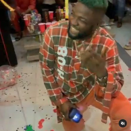Rapper, Skales Proposes To Girlfriend
