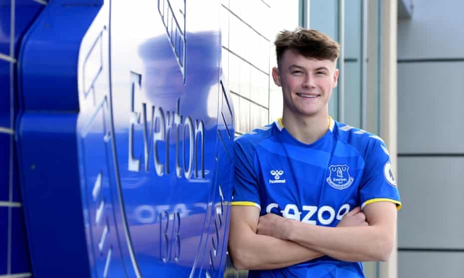 Everton Signs New Left-Back