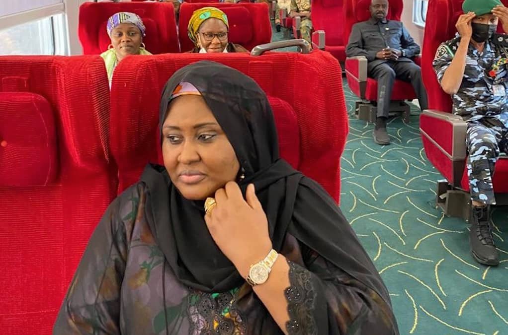 Aisha Buhari Seen In Pictures Enjoying Kaduna-Abuja Train Ride