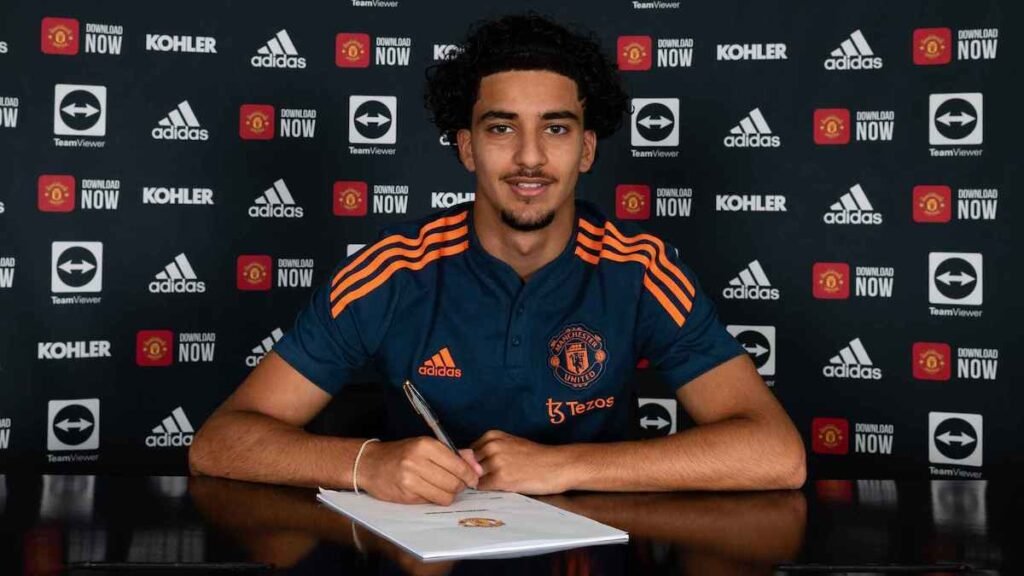 Zidane Iqbal Extends Contract With Manchester United